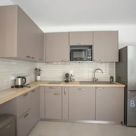 Cozy Renovated With Sea View Lägenhet