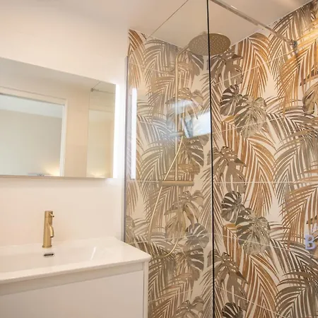 Cozy Renovated With Sea View Lägenhet