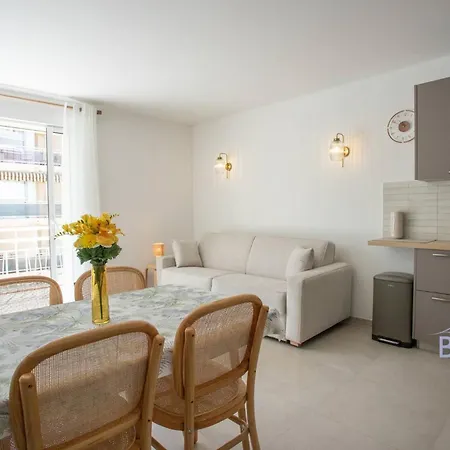 Apartment Cozy Renovated With Sea View