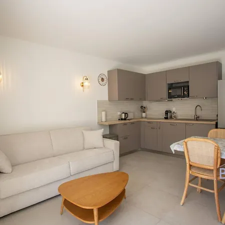 Cozy Renovated With Sea View Apartment